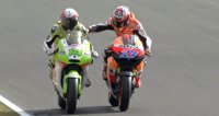 Motociclismo/GP Francia.- Stoner golpea a De Puniet durante el 'warm up' de MotoGP