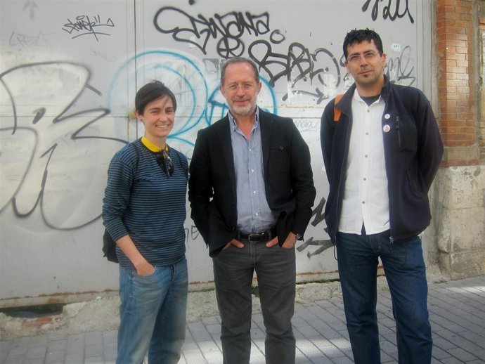 Candidatos De IU Ante Uno De Los Edificios En Estado De Ruina