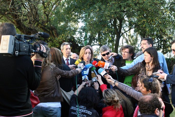 Carmen Chacón atiende a los medios