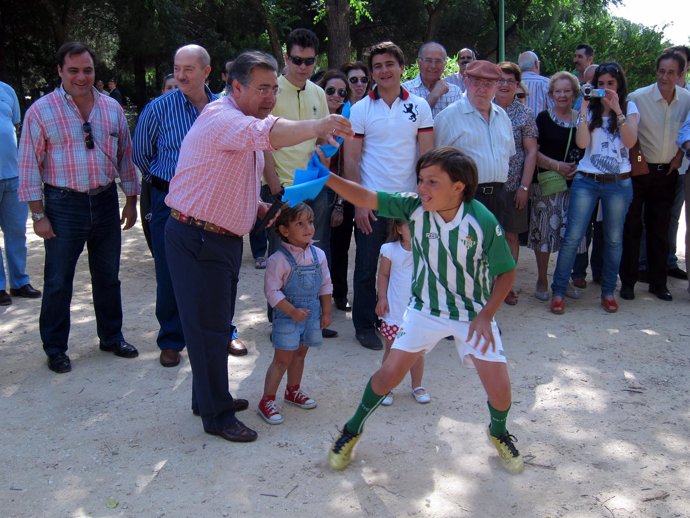 Juan Ignacio Zoido (PP) Juega Con Niños En El Parque Infanta Elena