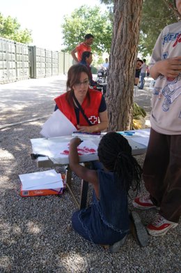 Una Niña En El Campamento De Lorca En Uno De Los Talleres