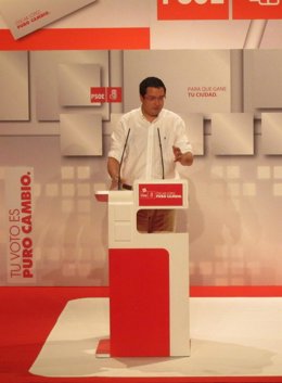 El Candidato Del PSCL Se Dirige A Los Asistentes Del Mitin En Palencia