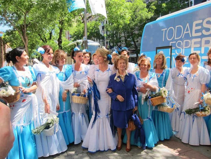 Aguirre Recibida En San Isidro Con Una Zarzuela Y Vestida De Chulapa