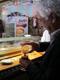 Barreda compromete su ayuda para rehabilitar la iglesia de Tembleque (Toledo) tras visitarla junto al párroco