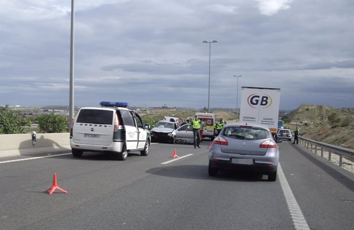 Accidente De Tráfico Ocurrido En Una Vía De Alicante
