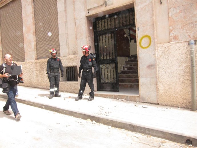 Bomberos En La Puerta De Una Vivienda Afectada En Lorca