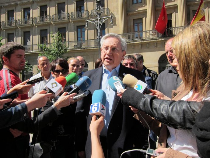 Patxi Zabaleta Atendiendo A Los Medios De Comunciación.