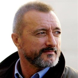 El Escritor Arturo Pérez Reverte
