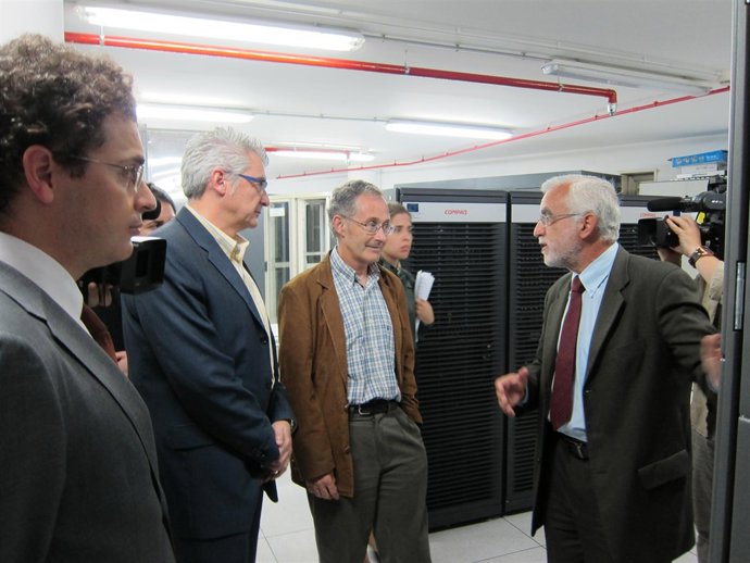 Carracedo Y Capilla Durante La Visita A Las Instalaciones Del Cesga