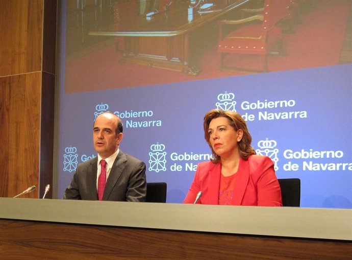 Los Consejeros Alberto Catalán Y Amelia Salanueva, En Rueda De Prensa.