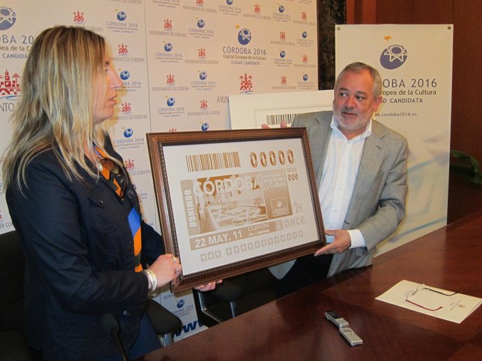 Alcalde De Córdoba, Andrés Ocaña, En La Entrega De La Plancha Del Cupón