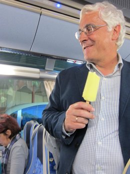 Barreda Tomando Un Helado En El Autobus De Campaña Electoral