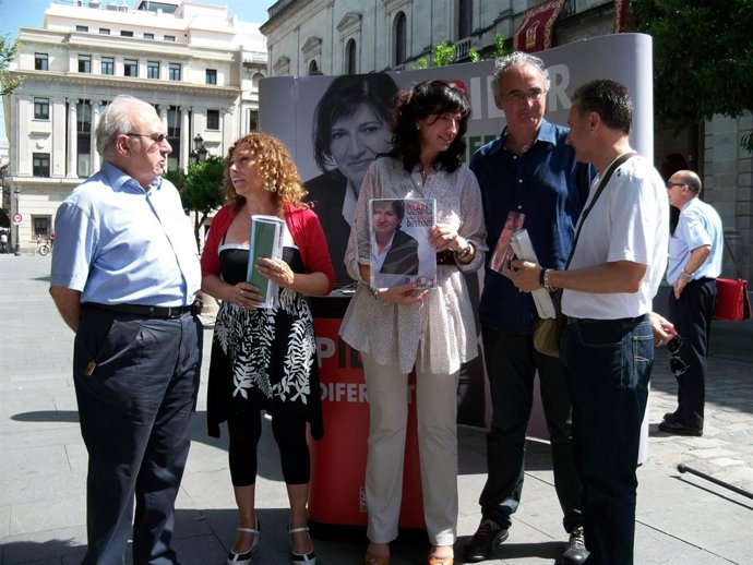 Pilar González Y Miembros Del PA En Un Acto De Campaña