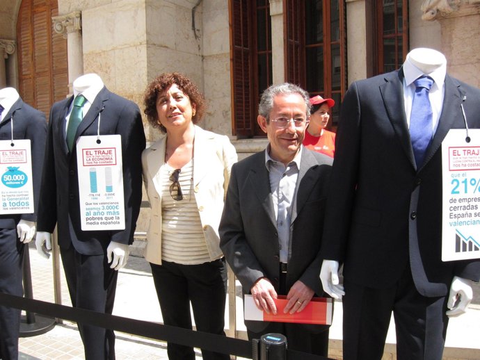 Luna Y Ninet, Junto A Unos Trajes