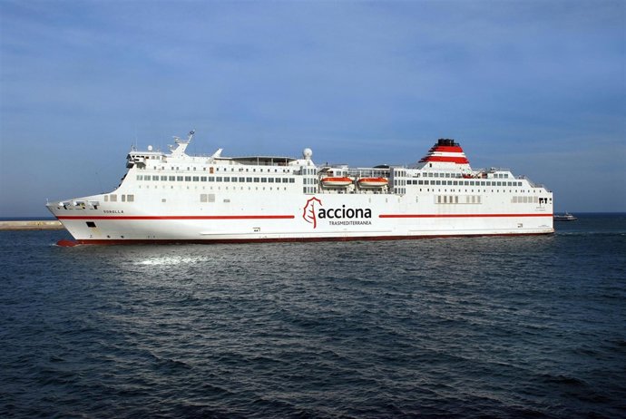 Buque de Acciona Trasmediterránea