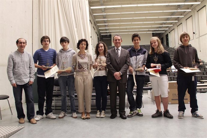 Las Tres Parejas Ganadoras Posaron Con Las Autoridades