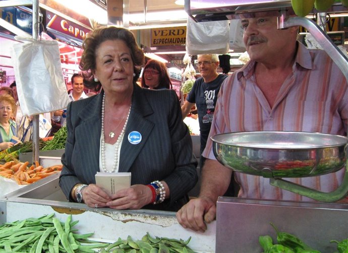 Barberá Durante Su Visita Al Mercado De Russafa