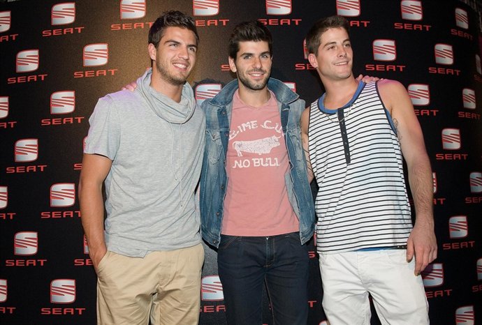 Posado De Maxi Iglesias, Jaime Alguersuari Y Luis Fernández 