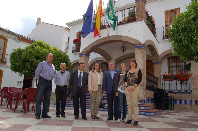 Heredia Y Pendón Con Miembros De La Candidatura Del PSOE En Ardales