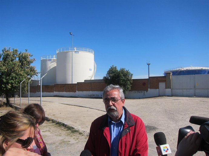 Ángel Pérez, Junto A Los Tanques De Queroseno