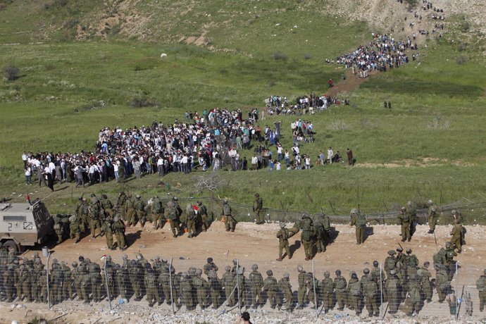 Soldados Israelíes Hacen Frente Una Manifestación En La Frontera Con Líbano