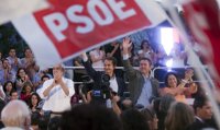 Zapatero pide a los sevillanos que no dejen ganar a la derecha en la tierra de Felipe González