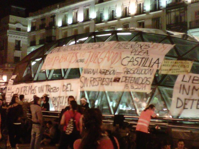 Pancartas En Sol Pidiendo Acudir A Plaza Castilla En Apoyo A Los Detenidos