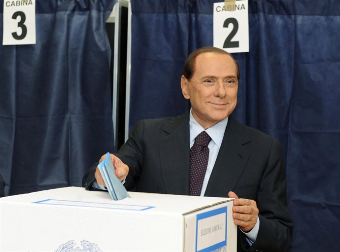 Berlusconi Vota En Las Elecciones Municipales De Italia