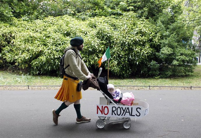 Irlandés Con Carrito Con El Letrero "No Royals" Antes De La Llegada De Isabel II