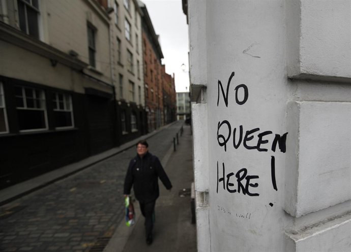 Recurso De Una Calle De Irlanda Con La Pintada "No Queen Here"