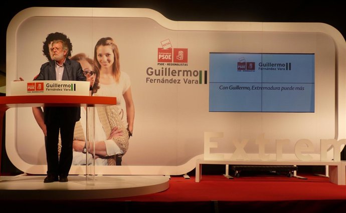 REMITIENDO BREVE NOTA DE PRENSA Y 2 FOTOGRAFÍAS DEL ACTO DE RODRÍGUEZ IBARRA EN 