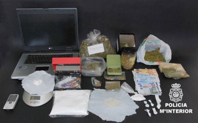 Policía Nacional (El CNP Detiene En Badajoz A Un Joven Por Tráfico De Drogas)