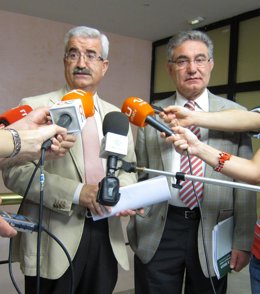 Manuel Jiménez Barrios (Izq.) Informa Del Acuerdo Con Alestis Sobre El ERE