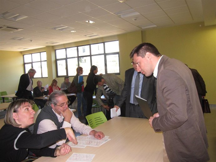 Ijalba Conversa Con Vecinos Tras La Presentación