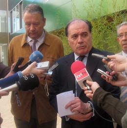 Tomás Villanueva Y Manuel Fernández, Durante La Visita Al 'Envite'