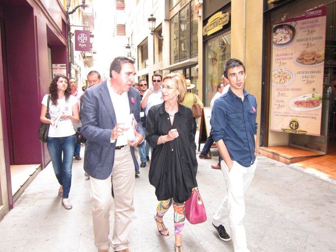 Rosa Díez En  Un Paseo Junto Candidatos Upyd En Murcia