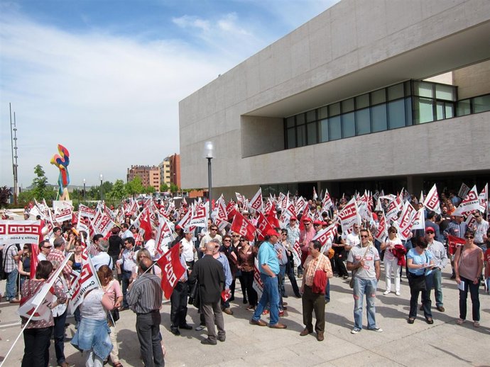 Concentración De Delegados Sindicales De CC.OO Ante Las Cortes