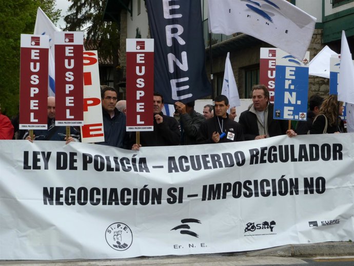 Manifestación De Los Sindicatos De La Ertzaintza.