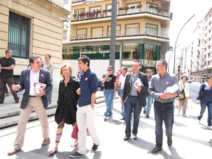 Rosa Díez En Un Paseo Con Candidatos Upyd En Murcia Por La Gran Vía