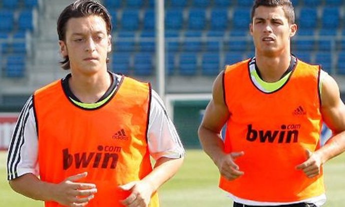 Mesut Özil y Cristiano Ronaldo