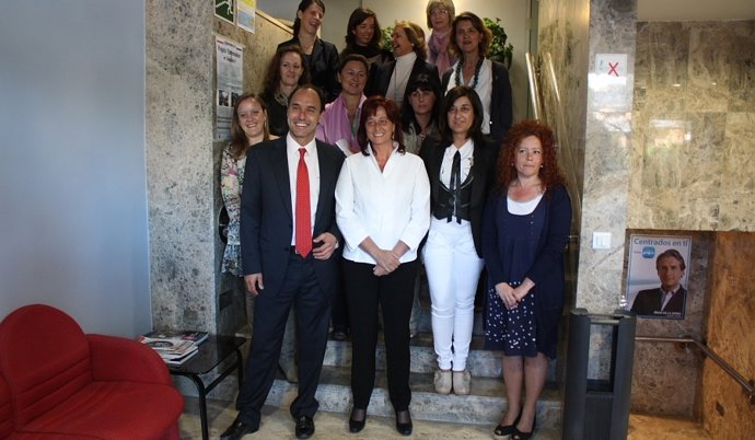 Ignacio De Diego Y Mercedes De La Merced, Acompañados Por Mujeres Del PP