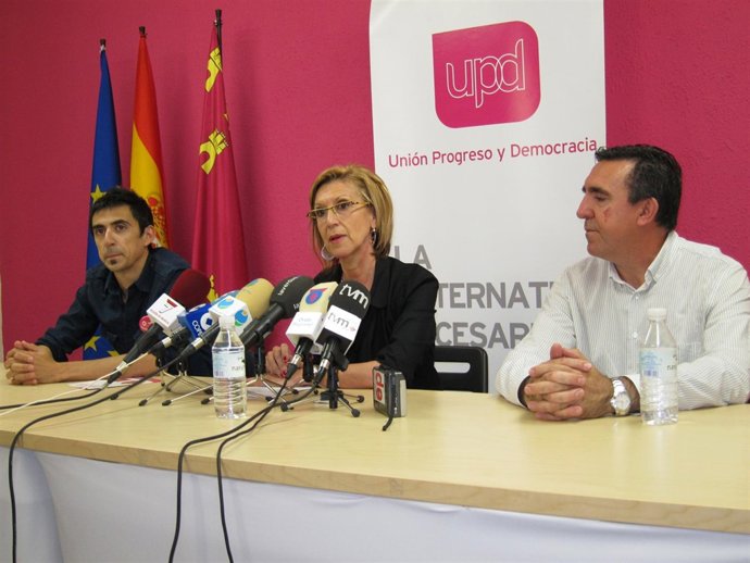 Rosa Díez Junto A Rubén Serna Y Rafael Sánchez