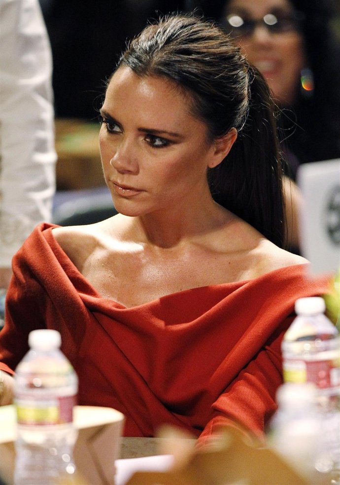 Victoria Beckham Sentada En Una Mesa (Primer Plano)