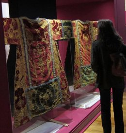 Una Espectadora En La Exposición De Sedas De La Hispanic