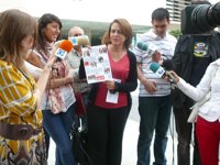 Valerio reparte nuevos folletos del PSOE en Guadalajara para llegar "a cuanta más gente mejor"