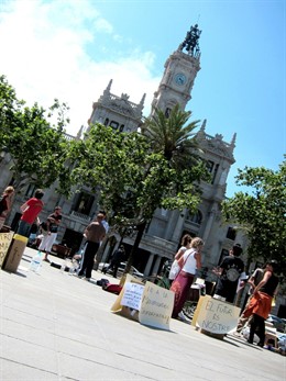 Simpatizantes De 'Democracia Real YA' Acampados Frente Al Ayuntamiento 