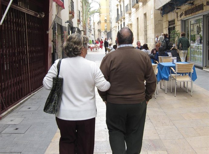 Una Pareja Pasea Por Alicante