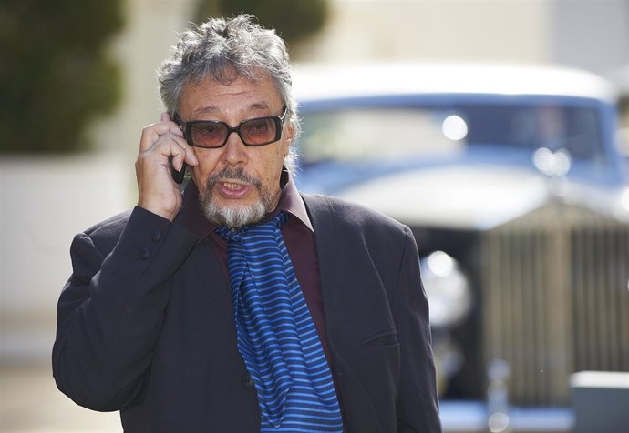 El Peluquero Llongueras Hablando Por Teléfono