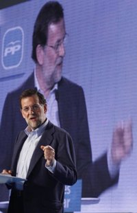Rajoy defiende a los políticos y dice que "lo fácil es descalificar"