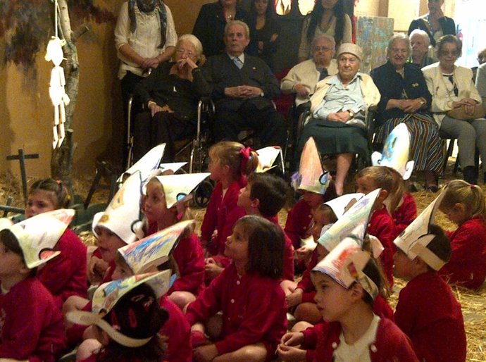 Niños Y Mayores En El Escalante
